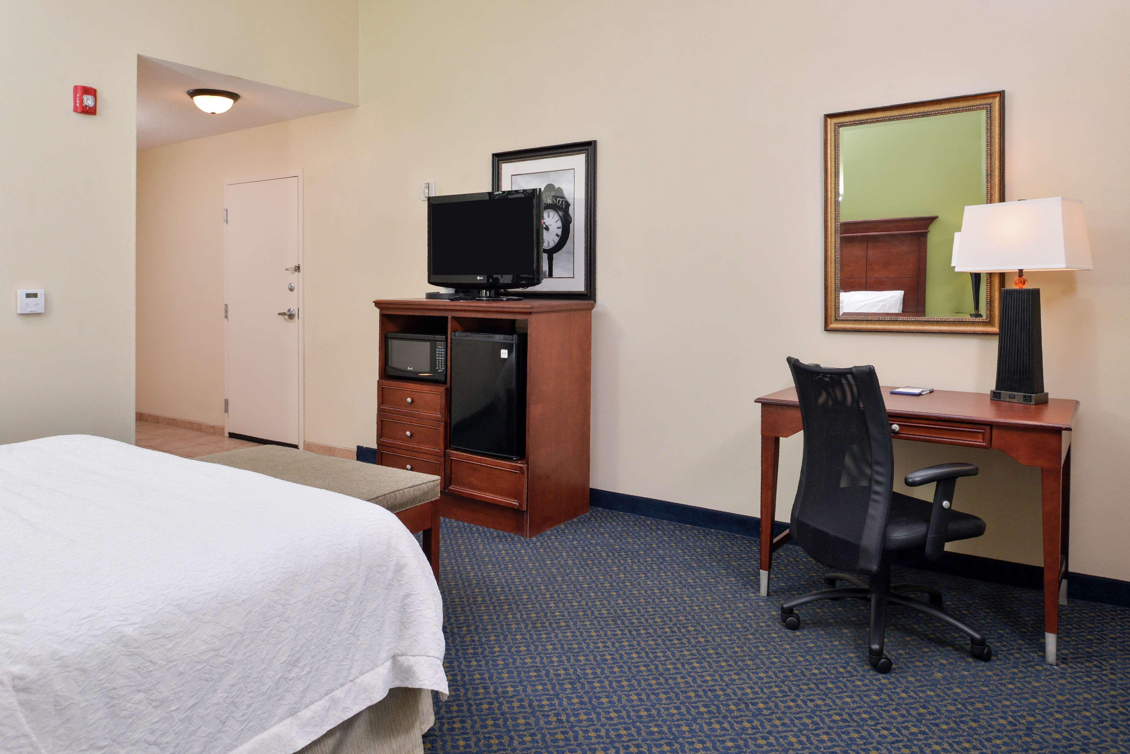 Hampton Inn Jackson-College Avenue Exterior photo